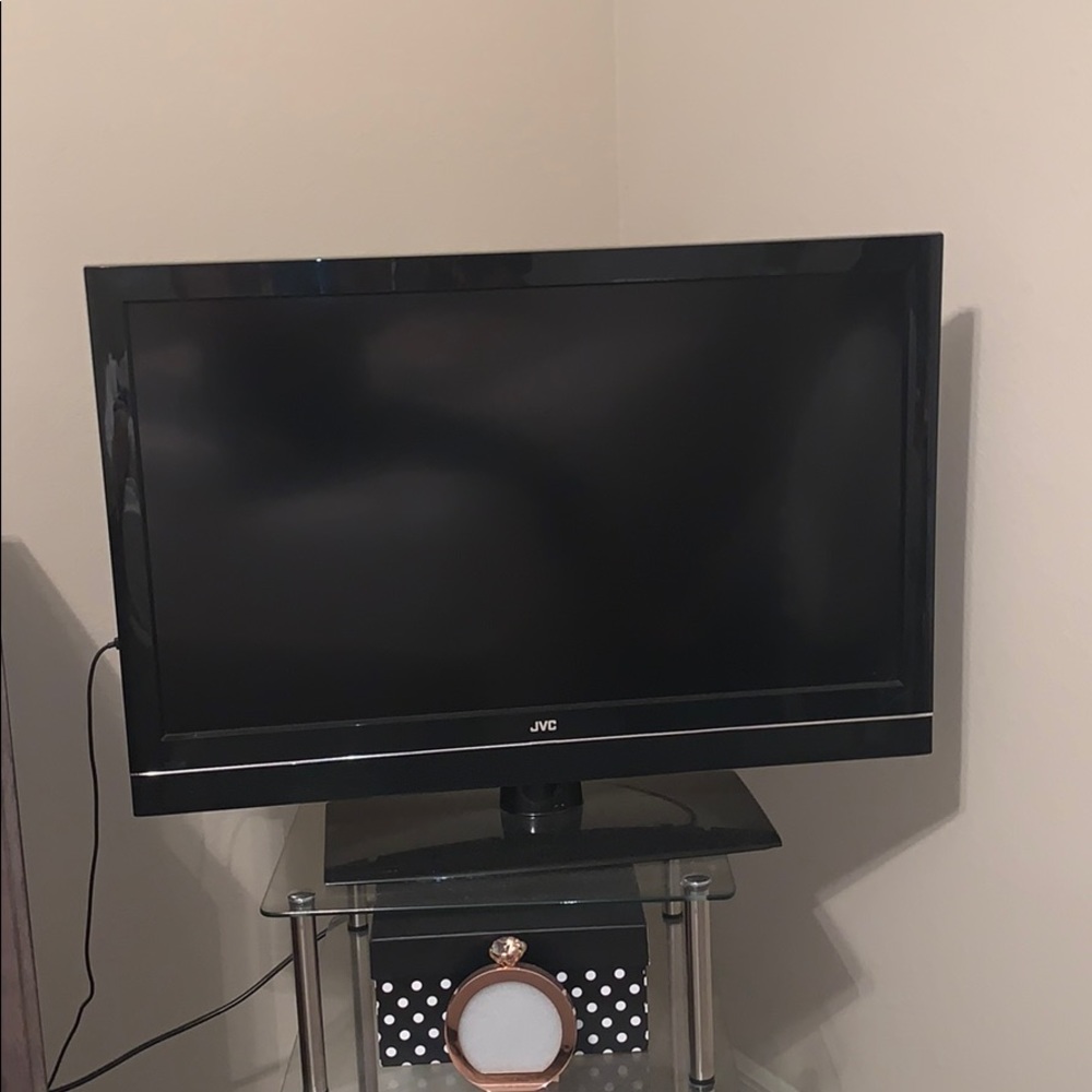 32” JVC FLATSCREEN. Roku & FIRESTICK compatible.